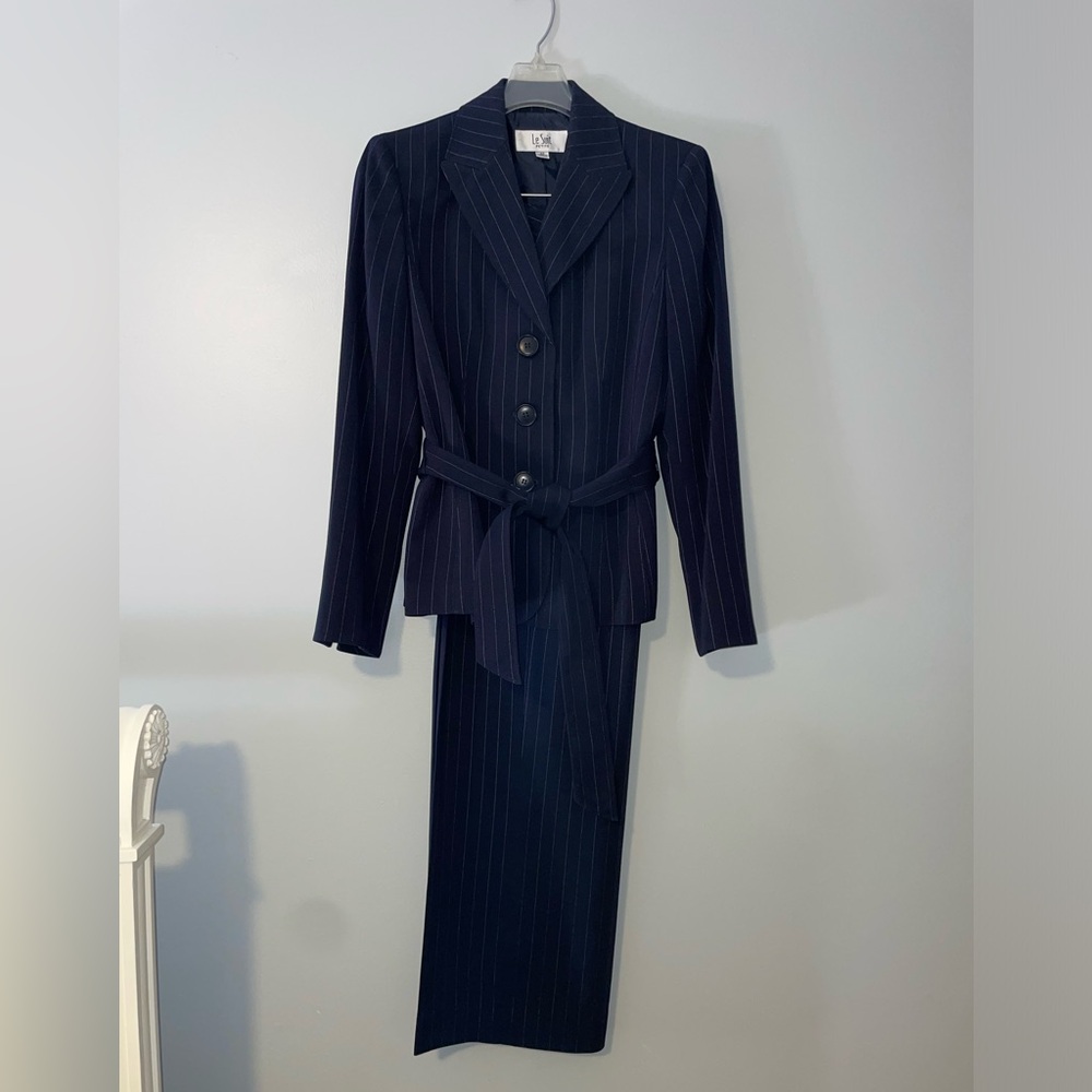 📖Le Suit Dark Blue Pinstripe Blazer with Belt - Picture 2 of 15